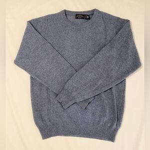 Cambridge men’s 100% Wool blue crew neck sweater.